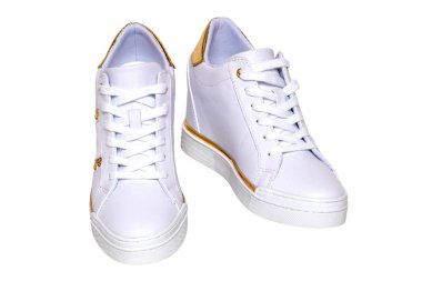 Beyaz spor ayakkabı izole edilmiş. Bir çift beyaz zarif şık yakın çekim