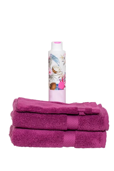 Asciugamani isolati. Primo piano di una pila o pila di spugna morbida viola — Foto Stock