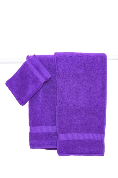 タオルをぶら下げて孤立。紫色の柔らかいテリーバスタオルの閉鎖 — ストック写真