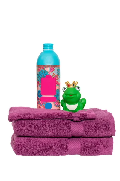 Handdoeken geïsoleerd. Sluitingen van een stapel paarse zachte badstof — Stockfoto