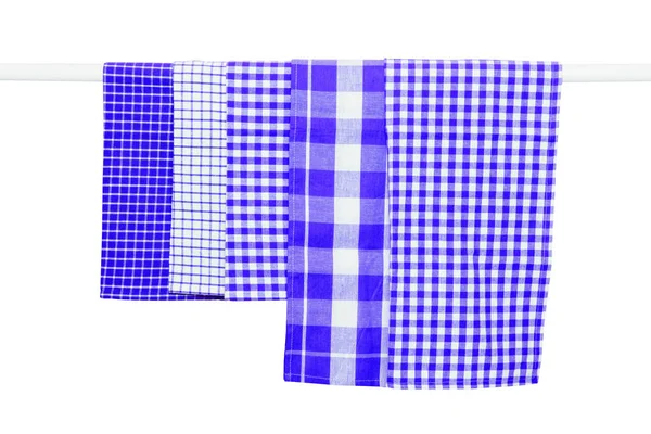 Hänga handdukar isolerade. Närbild av olika blårutiga kök — Stockfoto