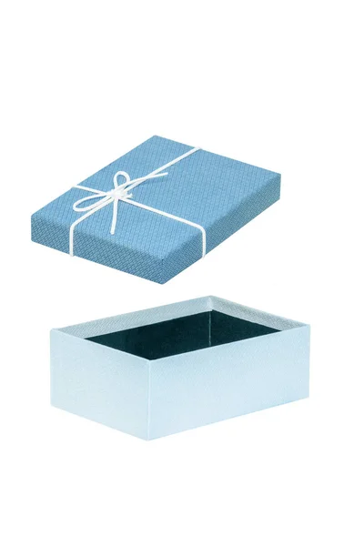 Подарункова коробка ізольована. Крупним планом синя відкрита подарункова або подарункова коробка — стокове фото