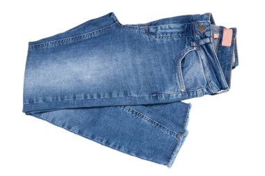 Kadın kot izole. Katlanmış trendy şık kadın mavi kot pantolon beyaz bir arka plan üzerinde izole. Kadınlar için şık kot pantolon.
