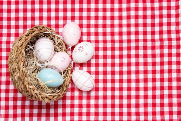 Velikonoční Vajíčka Pozadí Horní Pohled Proutěný Koš Barevnými Velikonočními Vejci — Stock fotografie