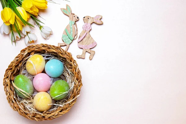 Šablona Velikonoční Karty Horní Pohled Pestrobarevná Vejce Slámou Proutěném Koši — Stock fotografie