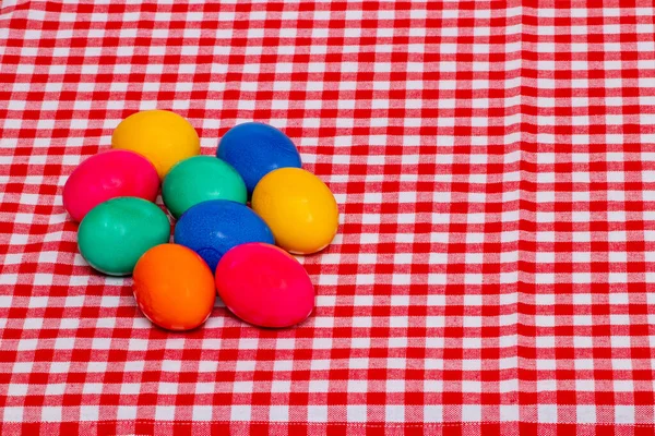 Velikonoční Vajíčka Pozadí Horní Pohled Barevná Velikonoční Vajíčka Červeném Ubrusu — Stock fotografie