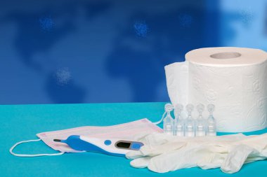 Coronavirus. Yuvarlak tuvalet kağıdı, cerrahi maske astım ilacı ampulleri, tıbbi eldivenler ve dijital termometre. Yüksek mal talebi ve karantinada kıtlık. Reklam metni için boşluk.