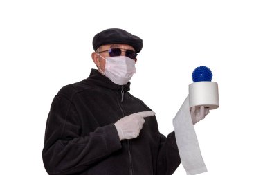 Coronavirus karantina kavramı. Cerrahi maskeli, kapüşonlu, gözlüklü ve tıbbi eldivenli bir adam beyaz bir arka planda virüsün soyut bir modeli olan bir rulo tuvalet kağıdı gösteriyor..