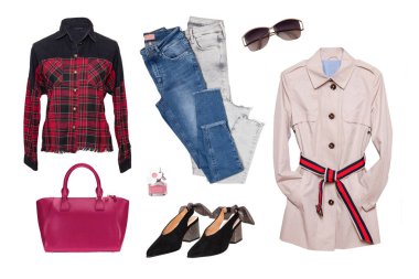 Kolaj kadın kıyafetleri. Şık ve modaya uygun bir kadın ceketi, bluz ya da gömlek, ayakkabı, kazak, el çantası, kot pantolon ve beyaz arka planda izole edilmiş diğer aksesuarlar. Son moda eğilimleri.