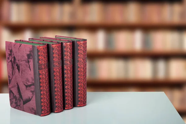 Κλείσιμο Τεσσάρων Παλιών Βιβλίων Φωτεινό Τραπέζι Μια Θολή Βιβλιοθήκη Στη — Φωτογραφία Αρχείου