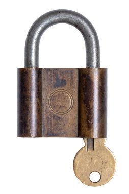 Kilit ve anahtarlar. Beyaz arka planda izole edilmiş eski bir pirinç kilidin anahtarı. Antika metal kilidin makro fotoğrafı.
