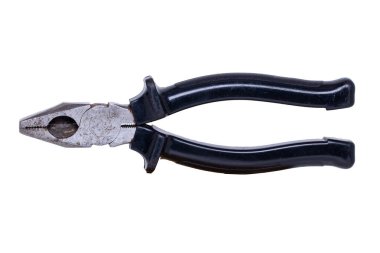 Kerpeten izole edildi. Beyaz arka planda izole edilmiş siyah saplı paslı, iyi kullanılmış metal bir pense. Makro fotoğraf.