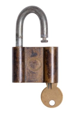 Kilit ve anahtarlar. Beyaz arka planda izole edilmiş eski bir pirinç kilidin içinde anahtar var. Antika metal kilidin makro fotoğrafı.