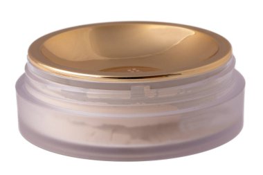 Kozmetik ürünleri izole edilmiş. Zarif bir açık kavanoza yanak ya da yüz pudrasıyla yakın çekim. Makyaj beyaz arka planda izole edilmiş. Kızartıcı ya da bronzlaştırıcı macro..