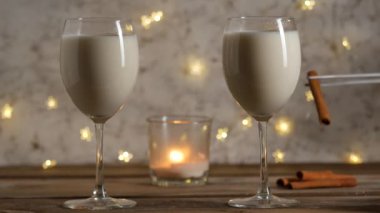 Ev yapımı geleneksel Noel içecekleri tarçınlı bardaklarda..