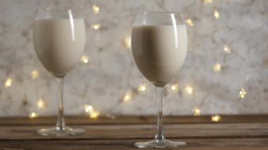 Ev yapımı geleneksel Noel içecekleri tarçınlı bardaklarda..