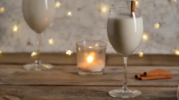 Homemade traditional Christmas eggnog drinks in the glasses with cinnamon. — Stock Video