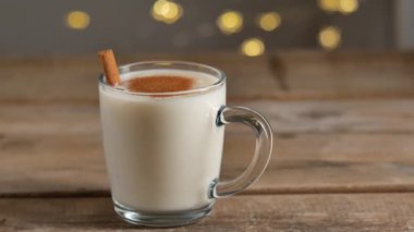 Ev yapımı geleneksel Noel içecekleri tarçınlı bardaklarda..