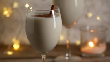 Ev yapımı geleneksel Noel içecekleri tarçınlı bardaklarda..