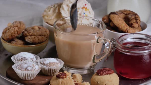 Traditionella marockanska sötsaker och te med mjölk — Stockvideo