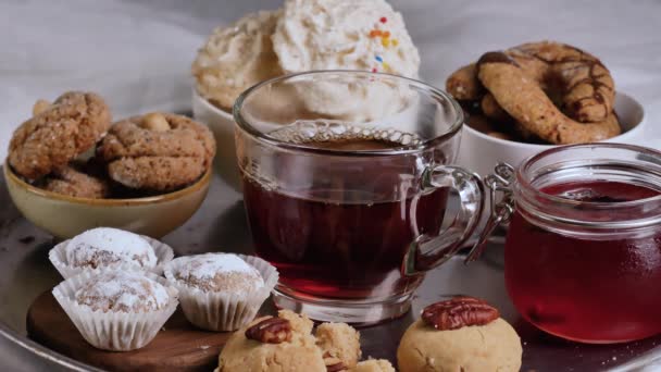 Traditionella marockanska sötsaker och te med mjölk — Stockvideo