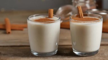 Ev yapımı geleneksel Noel içecekleri tarçınlı bardaklarda..