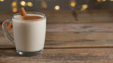 Ev yapımı geleneksel Noel içecekleri tarçınlı bardaklarda..