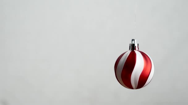 Kerst decoraties, thre bal opknoping op de witte achtergrond . — Stockvideo