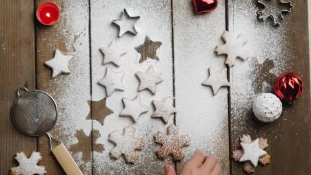 Christmas tree made from gingerbread cookies on wooden background. — Stock Video