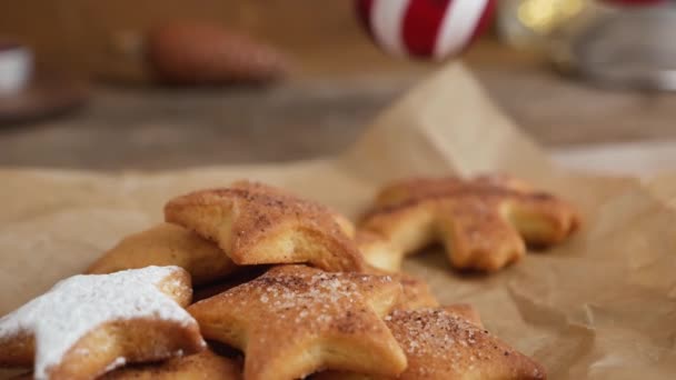 Biscoitos de Natal caseiros na mesa de madeira com decoração festiva — Vídeo de Stock