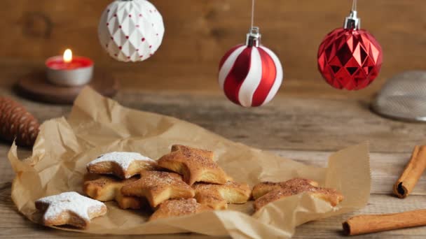 Karácsonyi ünnep csillag alakú mézeskalács cookie-k és díszítő labdák . — Stock videók