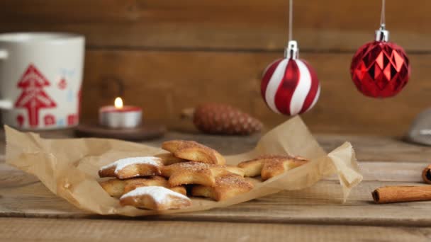 Natale stella a forma di biscotti di pan di zenzero e palle decorative  . — Video Stock