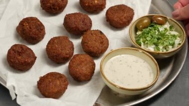 Tahini ve lahana salatalı falafel. Beyaz kağıt üzerinde falafel. 