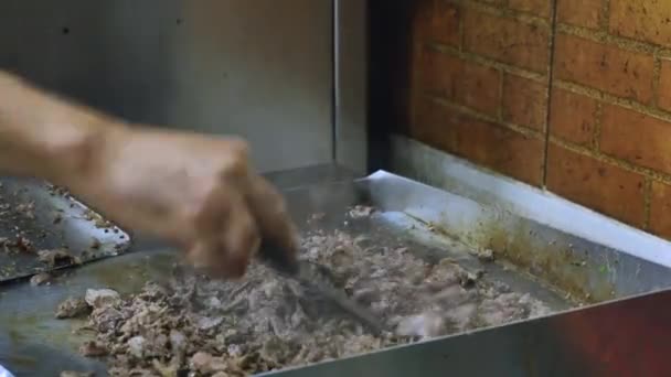 Hombres que preparan shawarma tradicional turco, griego o de estilo de Oriente Medio . — Vídeo de stock