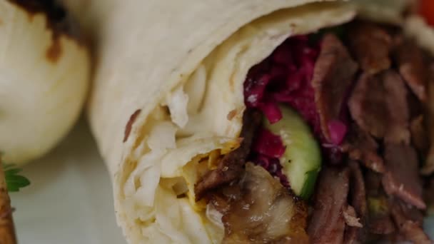 Shawarma je pokrm středovýchodní kuchyně, který se skládá z masa a zeleniny. — Stock video