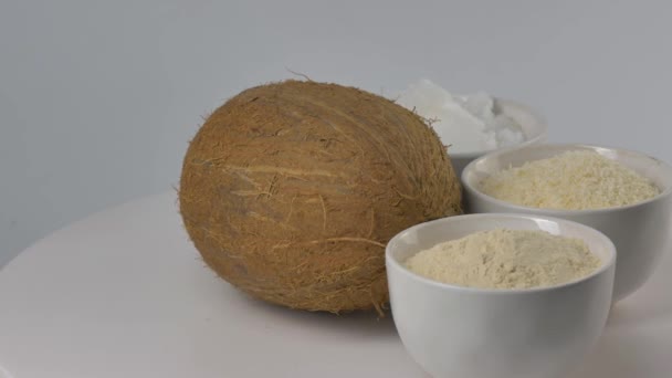 Óleo de coco natural e orgânico, farinha de coco, ingredientes de pedaços de coco . — Vídeo de Stock