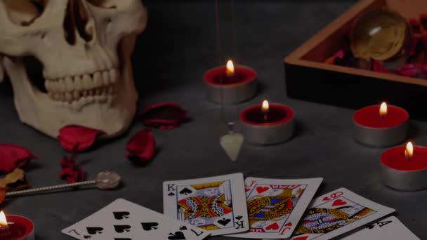Scena magica, Atmosfera mistica, veduta delle carte in tavola, concetto esoterico . — Video Stock