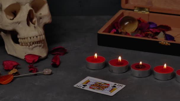 Karty ležící na stole pro mystické věštecké sezení. — Stock video