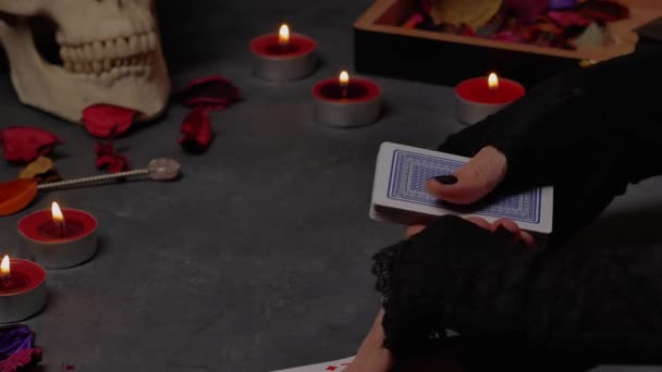 Tarjetas tumbadas en la mesa para una sesión mística de adivinación . — Vídeos de Stock