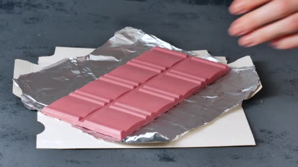 Quebrando barra de chocolate Ruby em pedaços. Nova dimensão de doces de chocolate . — Vídeo de Stock