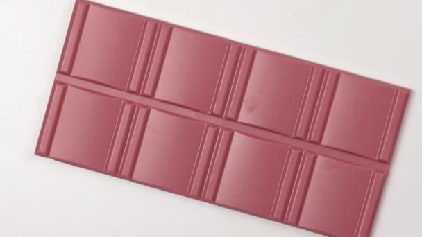 Ruby Chocolate Bar feito de feijão de cacau rubi. Nova dimensão de doces de chocolate . — Vídeo de Stock