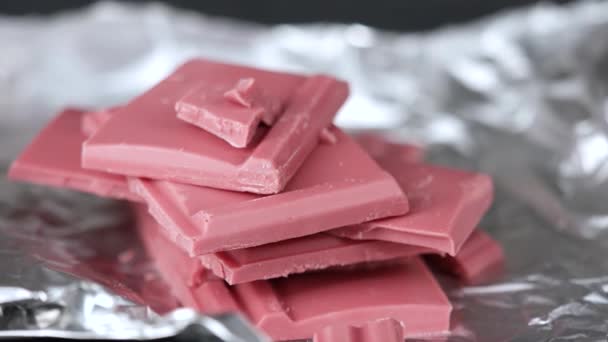 Ruby Chocolate Bar tillverkad av ruby kakaobönor. Ny dimension av chokladsötsaker. — Stockvideo