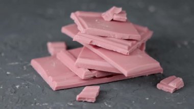 Yakut kakao çekirdeğinden yapılmış Ruby Çikolatası. Çikolata tatlılarının yeni boyutu.