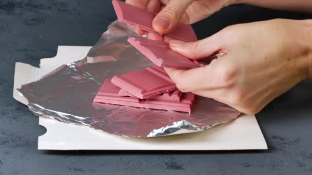 Quebrando barra de chocolate Ruby em pedaços. Nova dimensão de doces de chocolate . — Vídeo de Stock