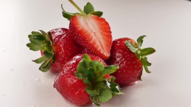 Fraise biologique fraîche et mûre tournée sur un fond blanc . — Video