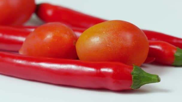 Peperoncini piccanti rossi freschi e pomodorini ciliegia ruotano primo piano . — Video Stock