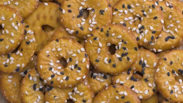 La mano de las mujeres toma una galleta hecha con sésamo blanco y negro. Concepto vegano . — Vídeos de Stock