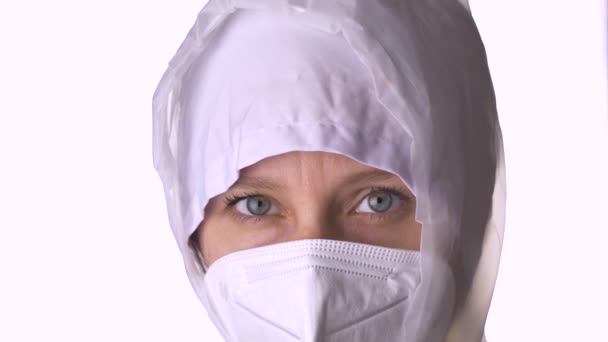 Ärztin im Schutzanzug gegen Coronavirus auf weißem Hintergrund. — Stockvideo