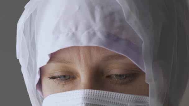 Doctor woman in a protective suit against coronavirus. Close-up — Stock Video