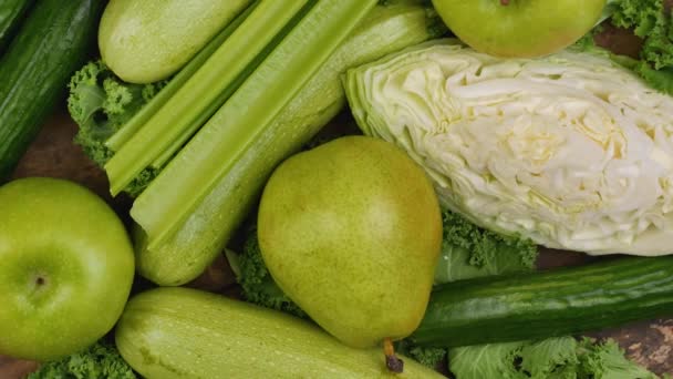 Sortiment an frischem grünen Obst und Gemüse. Detox-Diät. — Stockvideo